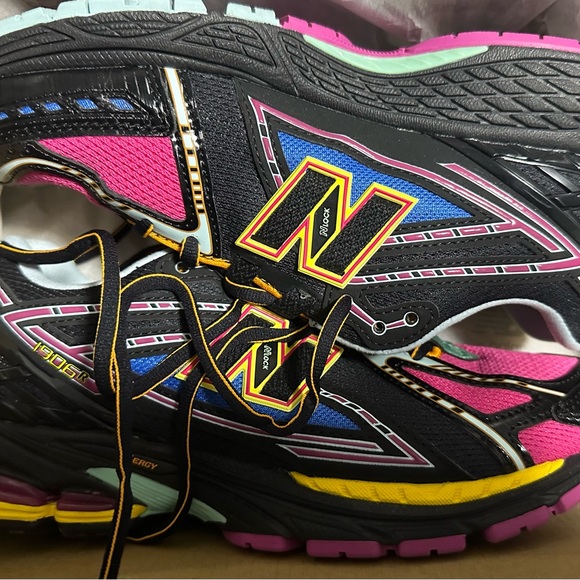 New Balance Women's Black and Pink Running Shoes - Picture 1 of 5